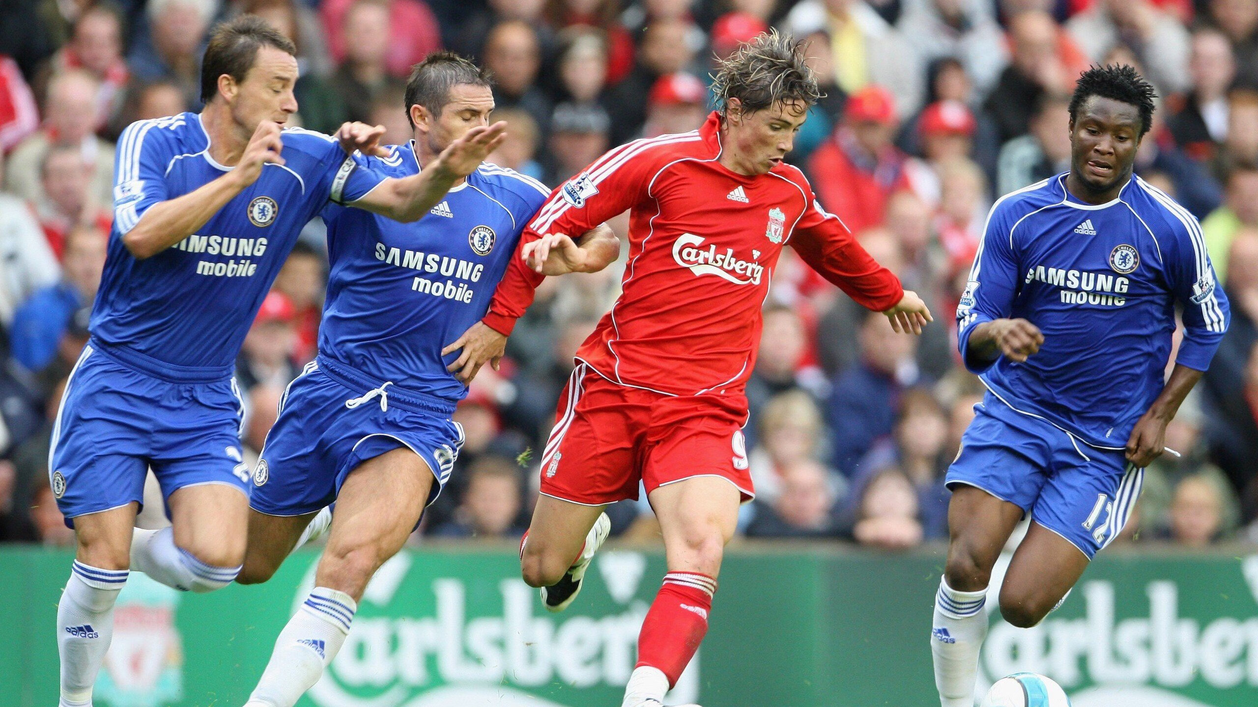 中国足球比赛火爆热播，球员表现逐渐成熟，中国足球队的比赛