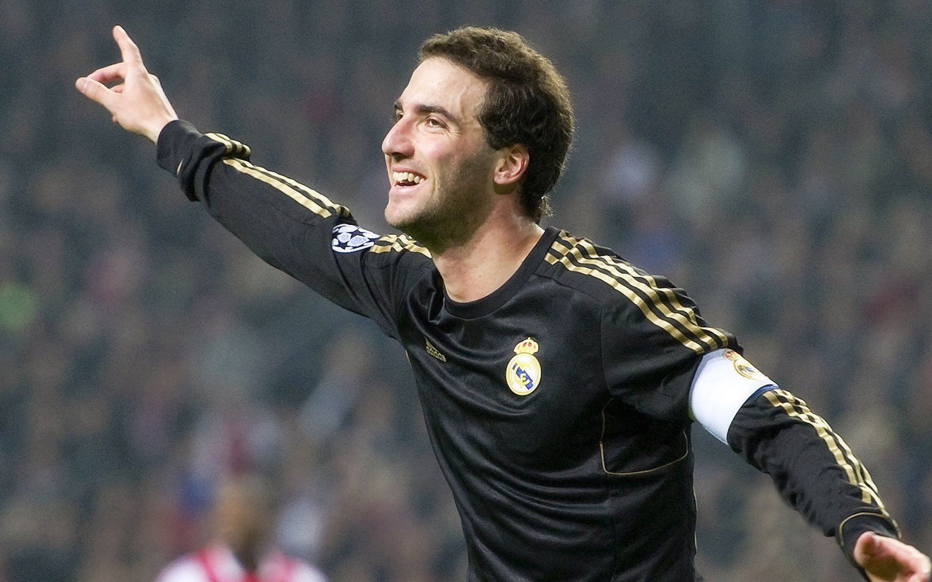 最佳瞬间：王强末节关键三分助球队反超，现场沸腾！